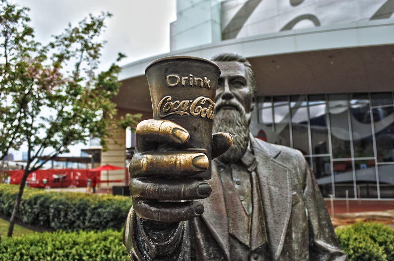 Image of a statue holding a glass of Coca Cola